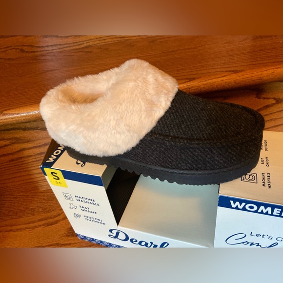 NIB Dearfoams Women's Memory Foam Slippers Faux Fur Slip On Indoor Outdoor Black - Picture 1 of 6